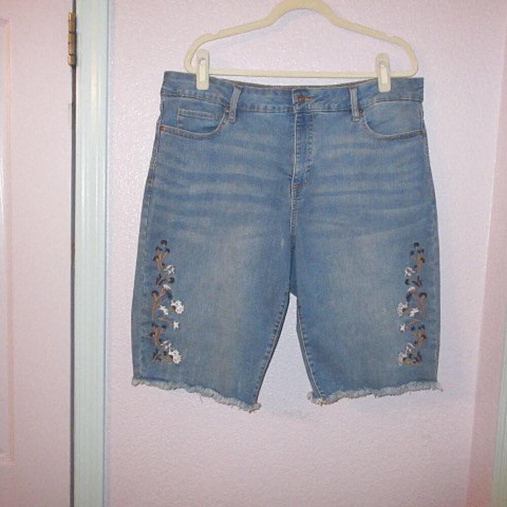 Style & Co Floral Embroidered Jean Shorts Size 16 Stretch Denim Bermuda Cut Offs